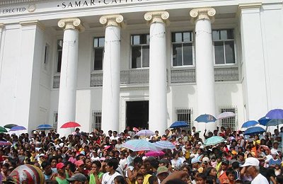 Crowd infront the Samar capitol building